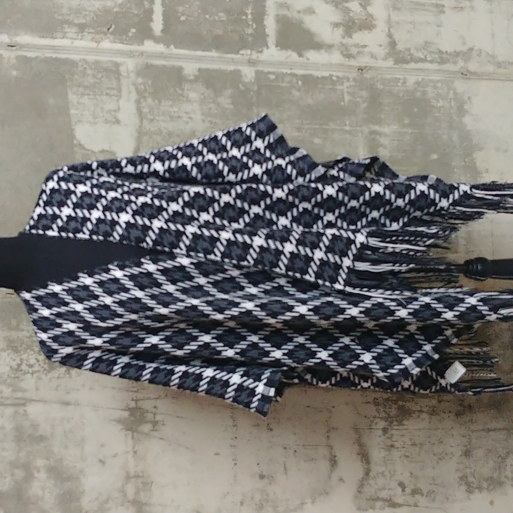 This That hounds tooth printed shawl